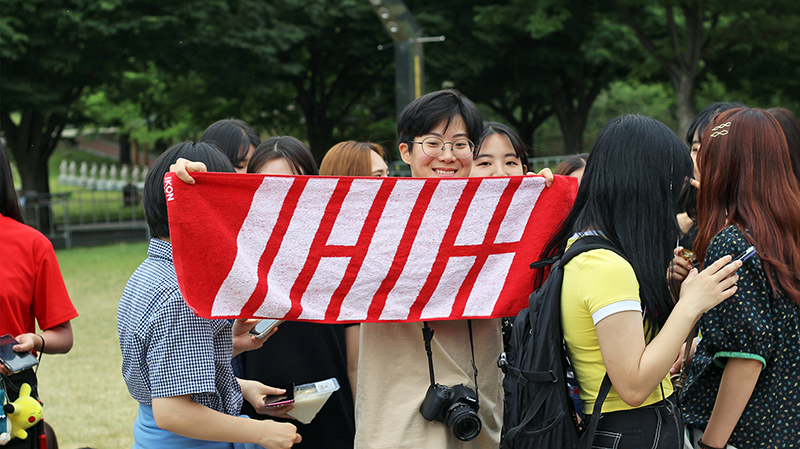 
An ikon fan spent hours under the hot sun just to see her favorite group. 
